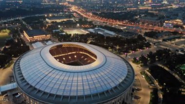 Geç akşam stadyum Luzhniki üzerinde uçan. Gecenin ışıkları Moskova ve en önemli şehir otoyollarından biri. Ufukta Moskova-şehir kuleleri.