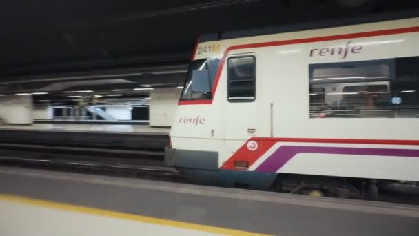 Barcelona Underground Modern Railway Station Passagiers Wachten Volgende Metro Trein — Stockvideo