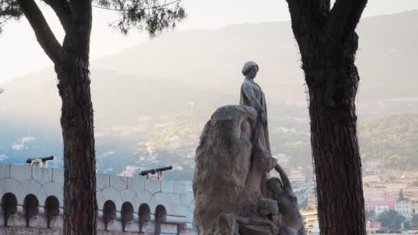 카를로 모나코 2018 전경에 동상과 시계탑과 배경에 깃발펄럭이 왕자의 궁전을 — 비디오