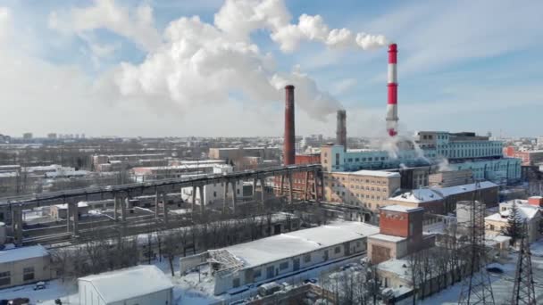 Плотный Дым Исходящий Промышленных Красно Белых Труб Гладкая Воздушная Съемка — стоковое видео