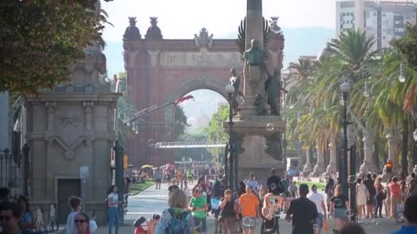 バルセロナ カタルーニャ スペイン 2018 バルセロナ市の歴史的な部分で勝利のアーチ アーク トリオンフ アーティストが石鹸の泡を作る方法を見ている人々 — ストック動画