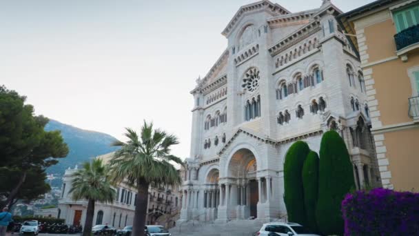 摩纳哥 2018年7月 近距离观看著名的圣尼古拉斯大教堂 摄像机在建筑立面前轻柔地移动 — 图库视频影像