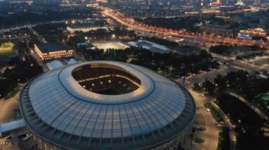 Geç akşam stadyum Luzhniki üzerinde uçan. Gecenin ışıkları Moskova ve en önemli şehir otoyollarından biri. Ufukta Moskova-şehir kuleleri.