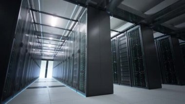 Kamera çok sayıda pasajlar tarafından paylaşılan sunucu ekipmanları rafları gösteren loş ışık veri merkezinde hareket ediyor. Sorunsuz döngülü fotogerçekçi 3d render animasyon.