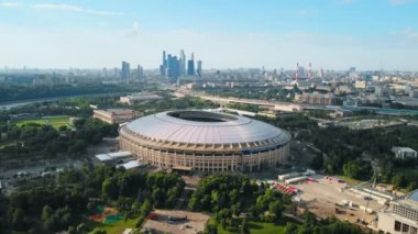 Rusya Moskova Haziran 2018: Stadyum Luzhniki etrafında uçan. Ufukta Moskova şehir kuleleri. Parlak mavi ve biraz puslu gökyüzü ile güzel bir gün.