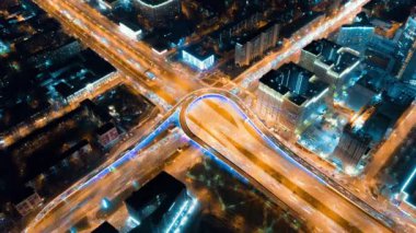 Gece trafik bir sürü büyük yol kavşağı güzel timelapse, yukarıdan görünümü. Trafik ve pırıl pırıl şehir ışıkları bir sürü Moskova merkezinde yoğun kavşak havadan çekim.