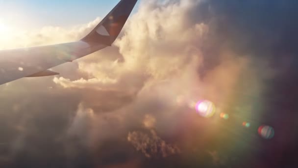 Voando Sobre Nuvens Noite Com Sol Atrasado Voe Através Paisagem — Vídeo de Stock