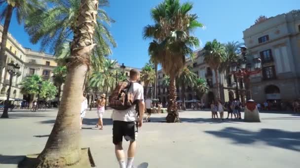 西班牙巴塞罗那 2017年7月 巴塞罗那广场雷亚尔 著名的广场与喷泉和棕榈树 游客在美丽的历史建筑周围漫步 — 图库视频影像