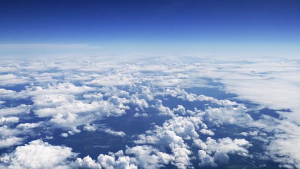 Flyger Över Pittoreska Vita Moln Den Djupblå Himlen Vackra Rörliga — Stockvideo