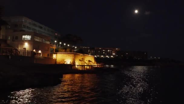 Bela Vista Esplanada Praia Noturna Com Luzes Cidade Piscando Água — Vídeo de Stock