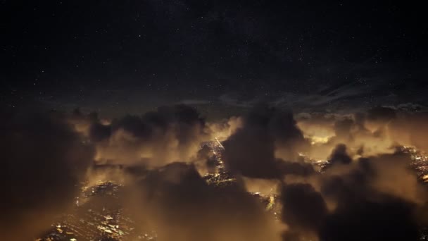 暗い空と深い夜のタイムラプス雲の上を飛ぶ シームレスにループされたアニメーション 夜の街のライトの上に移動雲景を介して飛行 デジタルコンポジションに最適 — ストック動画