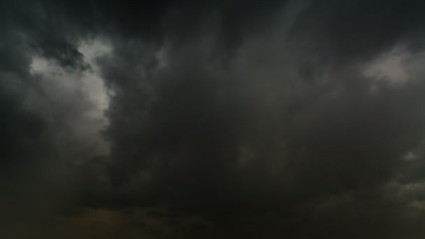 美しい夏の日嵐の雲のタイムラプス 大規模な建物の雲と劇的な雷雨の雲 自然の雨の暗い空 デジタル映画の組成の背景に最適です — ストック動画