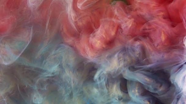 カラフルなライトブルーと鮮やかな赤い塗料は 水に混合ドロップします 水中で渦巻くインク 絹のようなインクの雲 色付きの抽象的な煙の爆発アニメーション クローズアップビュー — ストック動画