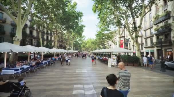 스페인 바르셀로나 2017 레스토랑 기념품 화창한 보행자 도로를 관광객 부드러운 — 비디오