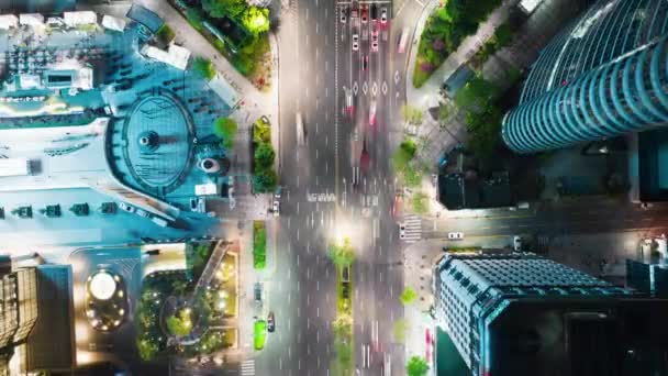 강남구의 하이퍼랩스 Hyperlapse 위에서 있습니다 현대적인 빌딩과 반짝이는 가로등이 파노라마 — 비디오