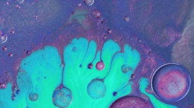 Renkli köpüklü boyalar güzel desenler içinde karıştırın. Mor, mavi, yeşil ve diğer renklerin yağ mürekkebinin yüzeye yayılması ve inanılmaz dokular ve tasarım yaratarak diğerinin karışımı.