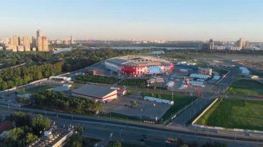 Rusya Moskova Mayıs 2018: Stadium Discovery Arena etrafında uçan. Ufukta park manzarası ve nehir ile pitoresk şehir manzarası. Şehirde güzel gün batımı.