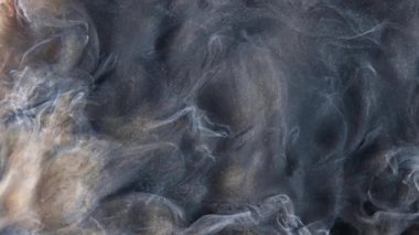 Renkli koyu gri ve parlak sarı boya suda karıştırma düşer. Mürekkep suyun altında dönüyor. İpeksi mürekkep bulutu. Renkli soyut duman patlama animasyon. Görünümü kapat