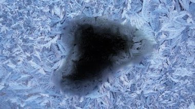 Merkezinden sınırlara güzel dondurulmuş pencere eritme animasyon, timelapse defrost geçiş, doğal çözünür, siyah arka plan üzerinde izole siyah ve beyaz parlaklık mat, alfa kanal.