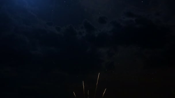 2018年冬季奥运会在韩国平昌问候文字和标志与粒子和火花在夜空与慢动作烟花 美丽的魔术排版Desing — 图库视频影像