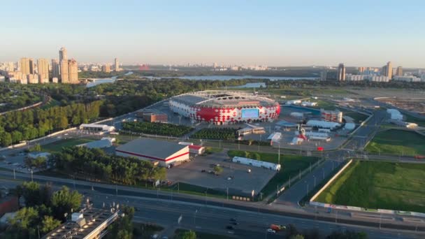 ロシアモスクワ5月2018 スタジアムディスカバリーアリーナの周りを飛ぶ 公園の景色と地平線上の川と美しい街並み 街の美しい夕日 — ストック動画