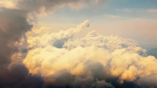 飞过天堂美丽的云景 温暖的色调蓬松的云彩在傍晚的阳光下 在淡蓝色的天空上轻柔地移动着 从驾驶舱直接查看 — 图库视频影像