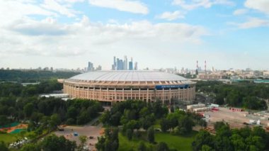 Rusya Moskova Haziran 2018: Fifa 2018 stadyumu Luzhniki doğru uçan. Parlak mavi gökyüzü ve ufukta Moskova-şehir kuleleri.