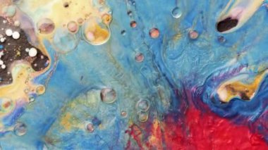 Renkli köpüklü boyalar güzel desenler içinde karıştırın. Kırmızı, gri, sarı ve diğer renklerin yağ mürekkebinin yüzeye yayılması ve inanılmaz dokular ve tasarım yaratarak diğerinin karışımı.