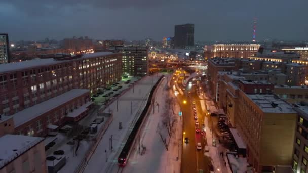 莫斯科夜间空中拍摄沿铁路 俄罗斯郊区火车离开火车站 晚上俄罗斯首都城市景观街景 — 图库视频影像
