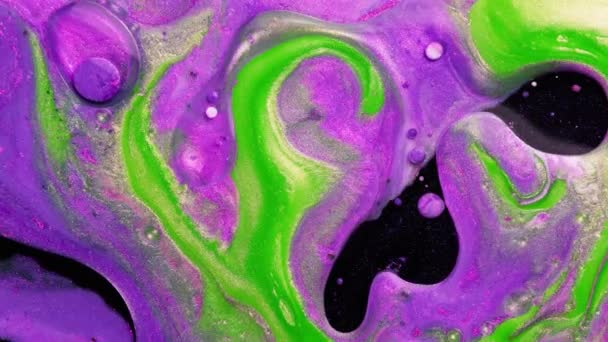 Coloridas Pinturas Brillantes Mezclan Hermosos Patrones Tinta Aceite Púrpura Verde — Vídeos de Stock