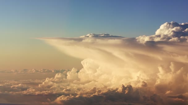 Vliegen Door Pittoreske Avond Wolken Zachtjes Verlicht Door Zon Met — Stockvideo