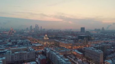 Akşam Moskova Bahçe Ring havadan çekim. Gün batımı ve kuş bakışı şehir ışıkları. Alacakaranlıkta Moskova-şehir.