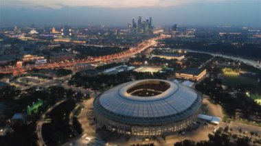 Geç akşam stadyum Luzhniki üzerinde uçan. Gecenin ışıkları Moskova ve en önemli şehir otoyollarından biri. Ufukta Moskova-şehir kuleleri.
