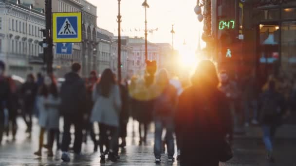 Imagen Abstracta Una Calle Abarrotada Atardecer Gente Caminando Acera Iluminada — Vídeos de Stock