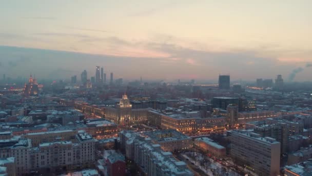 저녁에 모스크바 반지의 석양이 조감도에서 도시의 불빛이 비추는 황혼의 모스크바 — 비디오