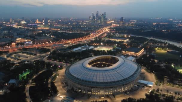 Πετώντας Πάνω Από Στάδιο Luzhniki Αργά Βράδυ Φώτα Της Νύχτας — Αρχείο Βίντεο