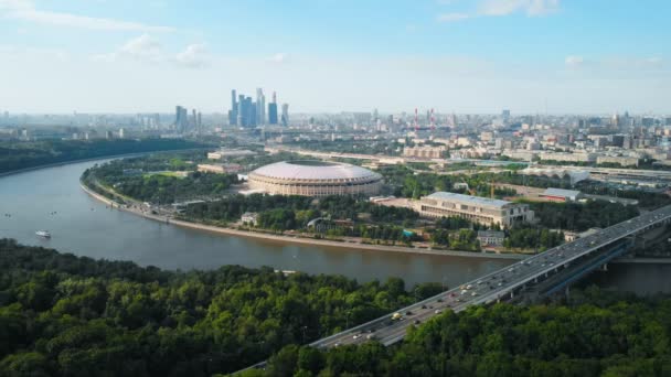 ロシアモスクワ6月2018 スタジアムルジニキとモスクワ川の周りを飛ぶ 地平線上のモスクワ市の塔 明るい青と少し曇った空と美しい日 — ストック動画