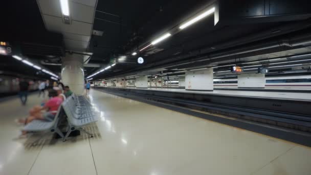 Barcelona Underground Modern Railway Station Passagiers Wachten Volgende Metro Trein — Stockvideo