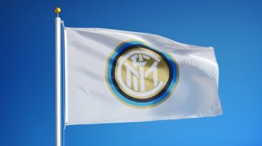 İtalya Milano Temmuz 2018: Inter Milan bayrağı mavi gökyüzüne karşı yavaş hareket, editoryal animasyon, sorunsuz döngülü, yakın çekim, alfa kanalda izole sallayarak.