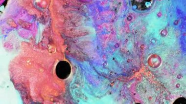 Renkli köpüklü boyalar güzel desenler içinde karıştırın. Mavi, turuncu, mor ve diğer renklerin yağ mürekkebinin yüzeye yayılması ve inanılmaz dokular ve tasarım yaratarak diğerinin karışımı.