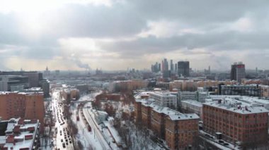 Endüstriyel Moskova bölgesinin düzgün havadan çekimi, bulutlu şehir manzarası sahnesi, demiryolları etrafındaki eski sovyet binaları, Belarus tren istasyonu.