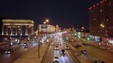 Rusya Moskova Nisan 2018: Moskova Bahçe Yüzük gece havadan çekim. Şehir ışıkları ve karayolu üzerinde yoğun trafik. İnsanlar yanlarda yürüyor.