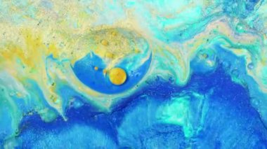 Renkli köpüklü boyalar güzel desenler içinde karıştırın. Mavi, sarı, turkuaz ve diğer renklerin yağ mürekkebinin yüzeye yayılması ve inanılmaz dokular ve tasarım yaratarak diğerinin karışımı.