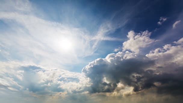 太陽が輝く美しい夏の日嵐雲のタイムラプス 大きな建物の雲 自然な雨の暗い空 デジタルシネマ構成の背景に最適な劇的な雷雨雲景 — ストック動画