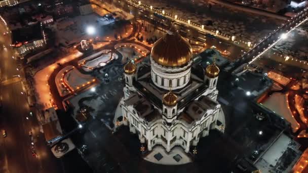 在莫斯科的基督救世主大教堂周围飞行 夜市生活的明亮灯光 夜晚的城市全景 — 图库视频影像