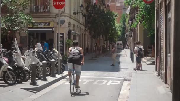 Barcelona Katalonien Spanien Juli 2018 Människor Som Går Längs Smala — Stockvideo