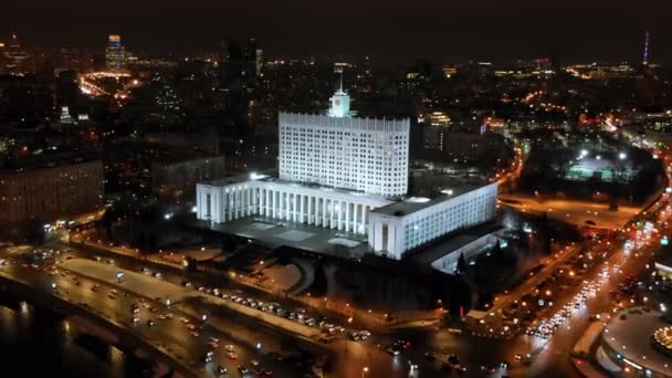 広い通りに囲まれたロシアのホワイトハウス 市内の集中的なトラフィック 夜のイルミネーションを持つ都市のパノラマ — ストック動画