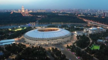 Geç akşam stadyum Luzhniki üzerinde uçan. Gecenin ışıkları Moskova ve en önemli şehir otoyollarından biri. Ufukta Moskova-şehir kuleleri.