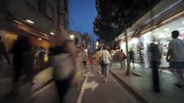 Callela gece şehir yaşam timelapse, restoranlar, hediyelik eşya dükkanları, barlar, kafe, turistler geç akşam uzun yol boyunca yürüyen küçük İspanya Katalonya Costa Brava kasaba yaya sokak