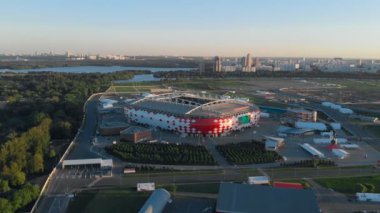 Rusya Moskova Mayıs 2018: Stadium Discovery Arena etrafında uçan. Ufukta park manzarası ve nehir ile pitoresk şehir manzarası. Şehirde güzel gün batımı.